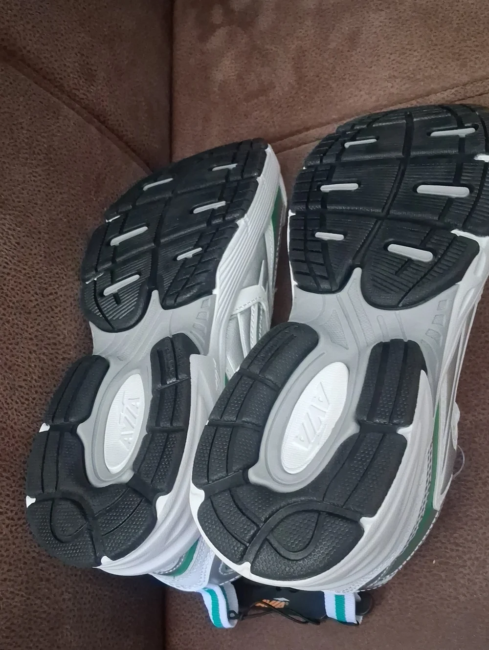 Avia 5000 Sneaker Women's White & Green Athletic Shoes Size 7 1/2